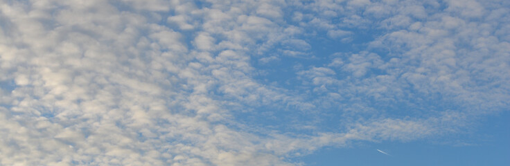 Panorama de nuages altocumulus blanc sur fond de ciel bleu au lever du soleil