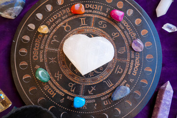 Naklejka premium Healing crystals on brown background
