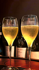 シャンパングラスのある風景　ペア　夜のバー