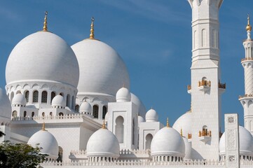 Fototapeta premium Sheikh Zayed Grand Mosque in Abu Dhabi, monumental Islamic architecture