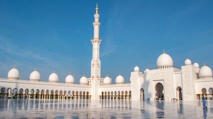Wide view of Sheikh Zayed Grand Mosque courtyard and minaret, Abu Dhabi © Davenat.art