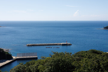 푸른 바다와 하늘의 수평선이 아름답게 펼쳐지는 섬과 나무와 자연과 해변의 풍경의 배경화면