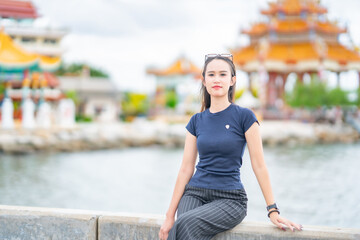 바닷가 선착장을 배경으로  태국의 미녀 모델이 웃으면서 포즈를 취한 사진,
