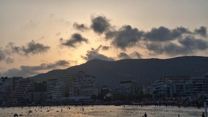 Playa con montaña de fondo en el atardecer en Oropesa del Mar en Castellón