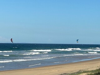 Obraz premium kite surfing on the beach