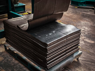 After the batch off cooling process, the rubber plates are stacked on the pallet.