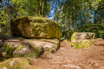 Megalith Steine im H&ouml;llbachtal im Naturschutzgebiet bei dem Rundwanderweg in Rettenbach bei Falkenstein in Bayern, Deutschland