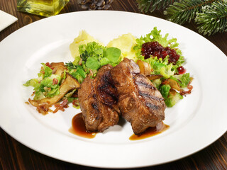 Wildschweinsteak auf Rosenkohl