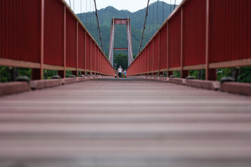 橋の向こうから人が来る