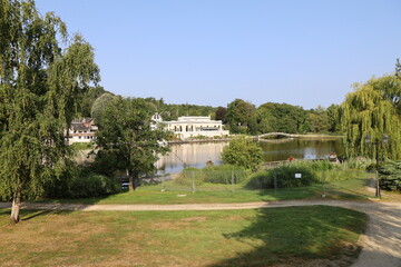 Fototapeta premium Lac de Bagnoles de l'Orne, lac sur la rivière la Vée, village de Bagnoles de l'Orne, département de l'Orne, France