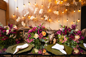 Mesa decorada e arranjos para festa