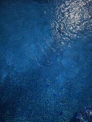 Obraz premium Reflejos de luz en el agua de una piscina