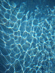 Reflejos de luz en el agua de una piscina