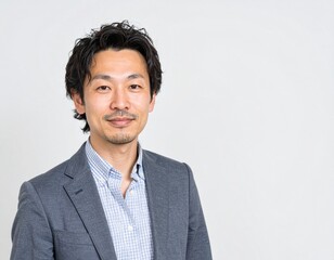 カジュアルなジャケット姿の日本人男性（40代）・柔らかい表情のビジネスポートレート