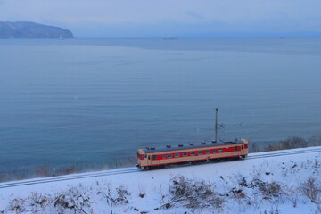 極寒の函館湾を背景にを走る道南いさりび鉄道キハ40系気動車(国鉄急行色)_2020/12/27撮影