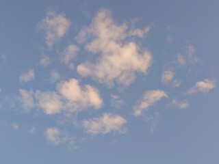 夕方の青空に浮かぶ雲