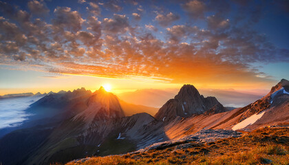 Obraz premium Majestic Sunrise Over Mountain Peaks
