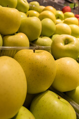 新鮮な青りんごの山盛りディスプレイ