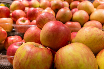 光沢のあるりんごの山・市場ディスプレイ