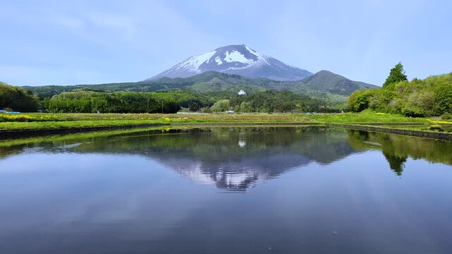 代搔き前の田んぼの水面に映る山
