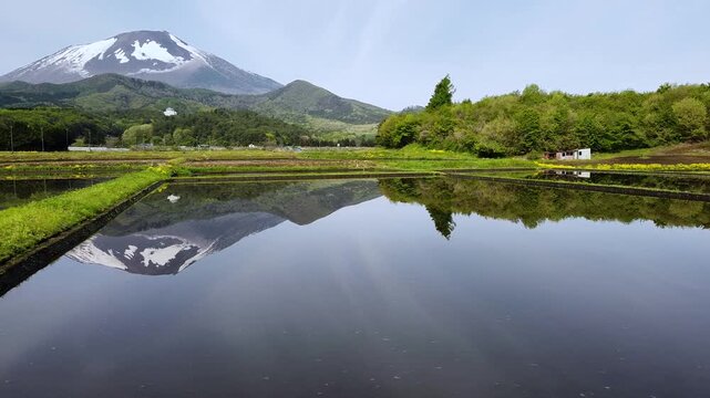 代搔き前の田んぼの水面に映る山