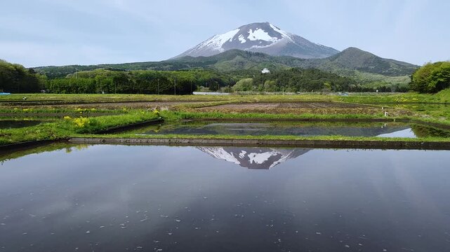 代搔き前の田んぼの水面に映る山