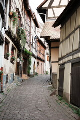 Ruelles et petites maisons alsaciennes typiques dans le village de Eguisheim en Alsace - Haut-Rhin - France - Europe