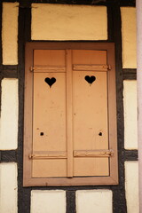 Volets de maison avec des trous en forme de coeur à Kaysersberg Vignoble - Alsace - France - Europe