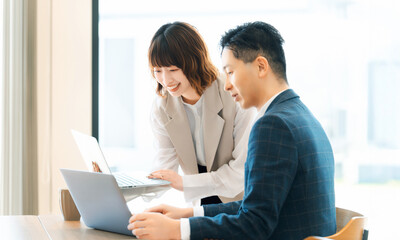 Obraz premium ミーティングをする男女2人のビジネスマン