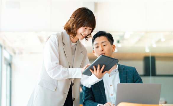 ミーティングをする男女2人のビジネスマン