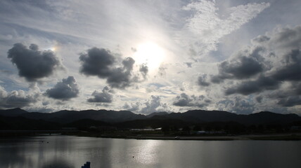 Fototapeta premium 하얀 구름과 태양이 빛나는 여름날 