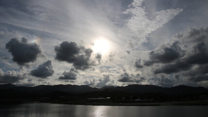 하얀 구름과 태양이 빛나는 여름날 