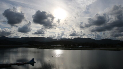 하얀 구름과 태양이 빛나는 여름날 