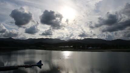 하얀 구름과 태양이 빛나는 여름날 