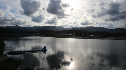 하얀 구름과 태양이 빛나는 여름날 