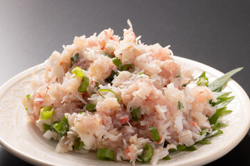 マグロとズワイガニのなめろう