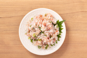 マグロとズワイガニのなめろう