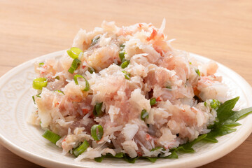 マグロとズワイガニのなめろう