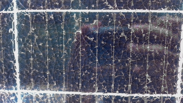 Placa de painel solar velha e rachada vista de perto, placa solar abandonada