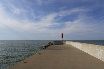 Obraz premium Beacon light pole at the entrance to the harbour