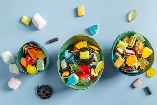 Assortiment de bonbons color&eacute;s dans un bol, style Haribo et chamallows