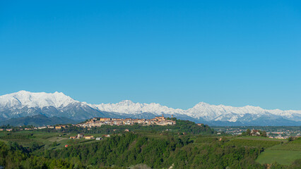 Mondovì Piazza con le Alpi innevate sullo sfondo © giansacca