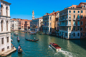 Obraz premium Venice, August 2025 – iconic views of St. Mark’s Basilica, Rialto Bridge, Grand Canal, Venetian nights, gondolas, and Carnival masks. Timeless beauty and culture in every shot.
