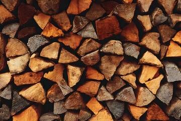 Carefully Arranged Firewoo Pile: A Symmetrical Disply of Neatly Stacked Logs Rady for Use in Heating andCooking, Emphasizing Organzation and Efficiency
