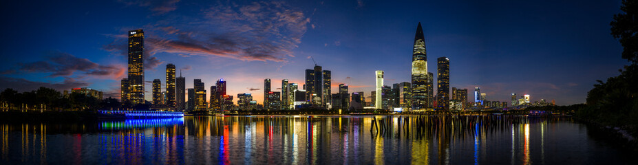 Naklejka premium Shenzhen skyline at Sunset