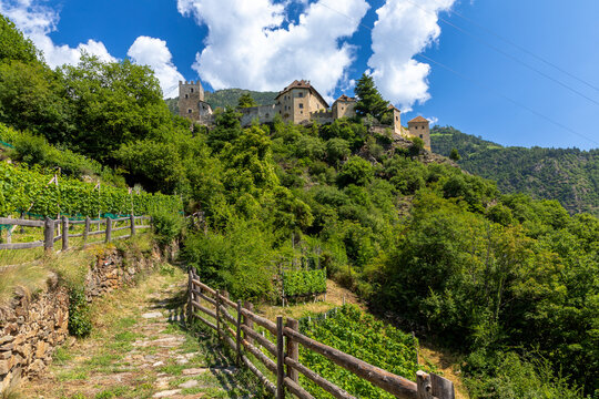 Schloss Juval &uuml;ber dem Vinschgau, S&uuml;dtirol
