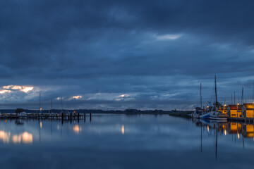 Fischerboote im Fischerhafen von Freest vor Peenemünde auf der anderen Seite der Peene zur Blauen...