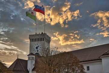Wieża zamku w Lublanie z powiewającą słoweńską flagą © BMC