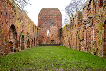 Die Klosterruine Eldena, Ruine eines ehemaligen Zisterzienserklosters, das 1199 im heutigen Greifswalder Ortsteil Eldena gegr&uuml;ndet wurde