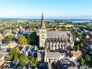 Der Xantener Dom, die katholische Pfarr- und ehemalige Stiftskirche St. Viktor in Xanten am Niederrhein aus der Luft gesehen
